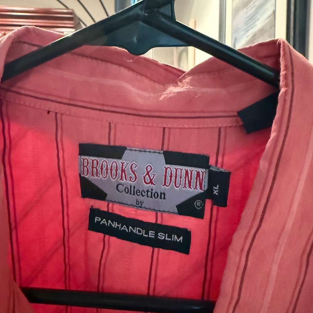 Elegant Sleeveless Pink/Peach Button Down Shirt with Black Pattern